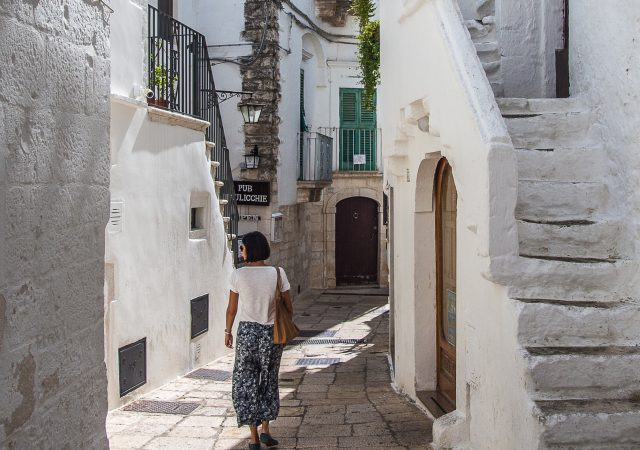 Tra le vie del centro storico di Cisternino