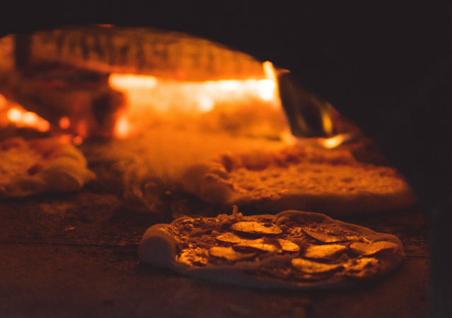 Pizza cotta nel forno a legna