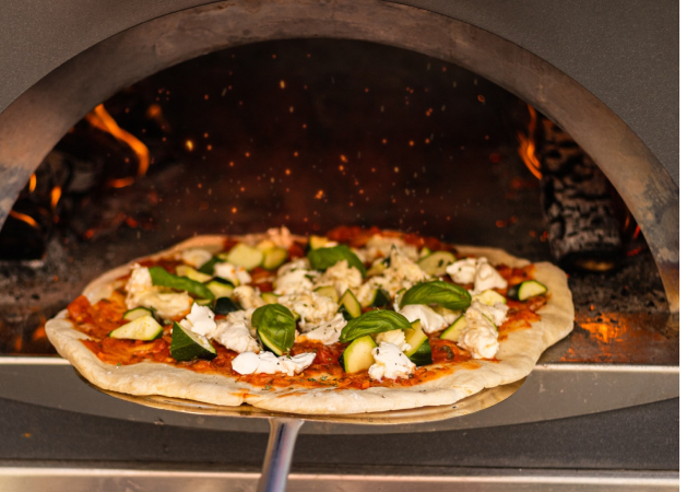 Pizza italiana cotta nel forno a legna