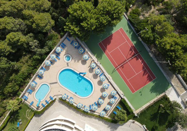 Vista piscine e servizi hotel