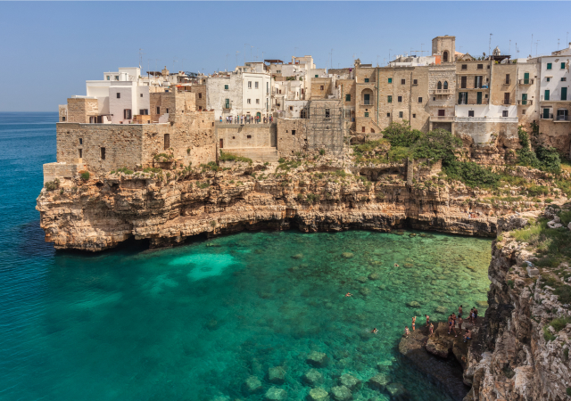 Vista della spiaggia principale di Polignano a mare