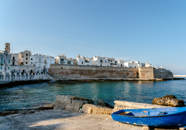 Vista della baia di Monopoli, nel centro storico della città